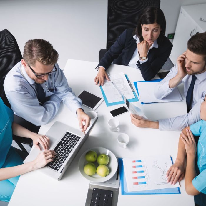 team-doctors-meeting-scaled